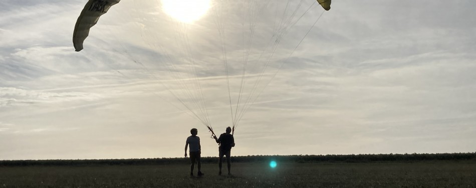 Première phase d'apprentissage pour Cédric, un futur pilote : le gonflage sous voile  :)