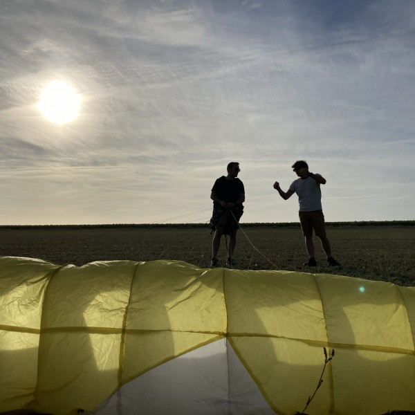 Première phase d'apprentissage pour Cédric, un futur pilote : le gonflage sous voile  :)